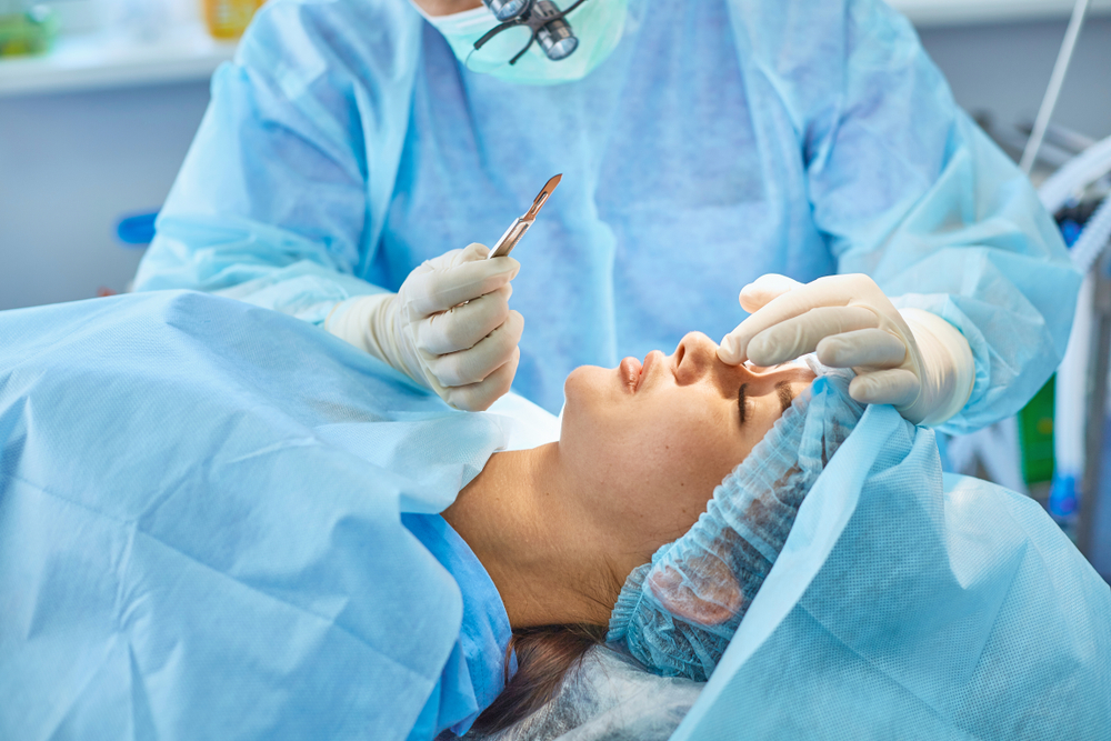 Médico operando nariz de paciente